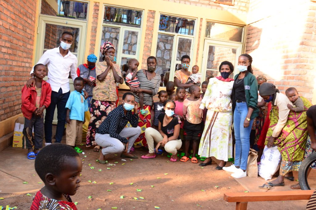 TheSmileFounda3's tweet photo. Today on 24th Dec we celebrated Christmas with 10 families from huye district, huye sector, Muyogoro cell, shuni village. #effortsmadeforhappiness #kindtogether we are grateful to accept the challenge #nyampingafoundation https://t.co/R3Y16ywJZI
