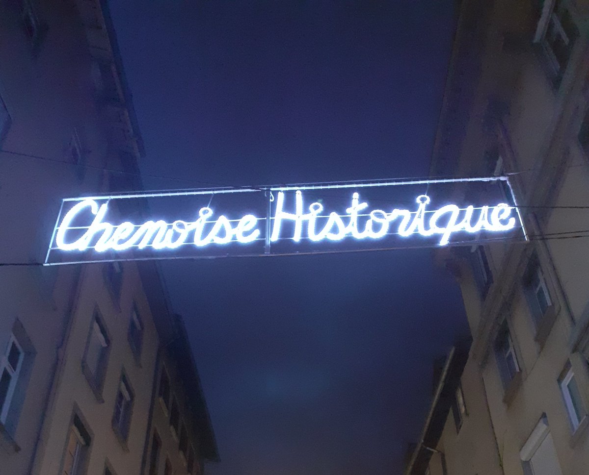 jsoldeville's tweet photo. Bonnes fêtes à #Grenoble !
Les nouveaux habits de lumière de la #rueChenoise, qui consacrent le travail des habitant-es.
Des remparts romains de Gratianopolis à l'école lancastérienne des frères Champollion, en passant par l'hôpital médiéval de la Madeleine, quelle histoire. https://t.co/CMKTQ3Vepg