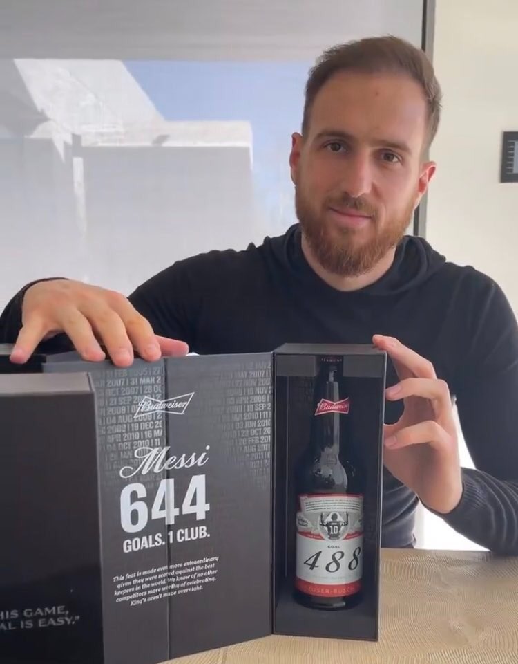 cprocuna's tweet image. ¡Genios! La gente de Budweiser mandó una cerveza especial a todos los arqueros que han recibido gol de Messi para celebrar su récord de 644 goles ¿A quién veremos hasta atrás? 🤪 🍻