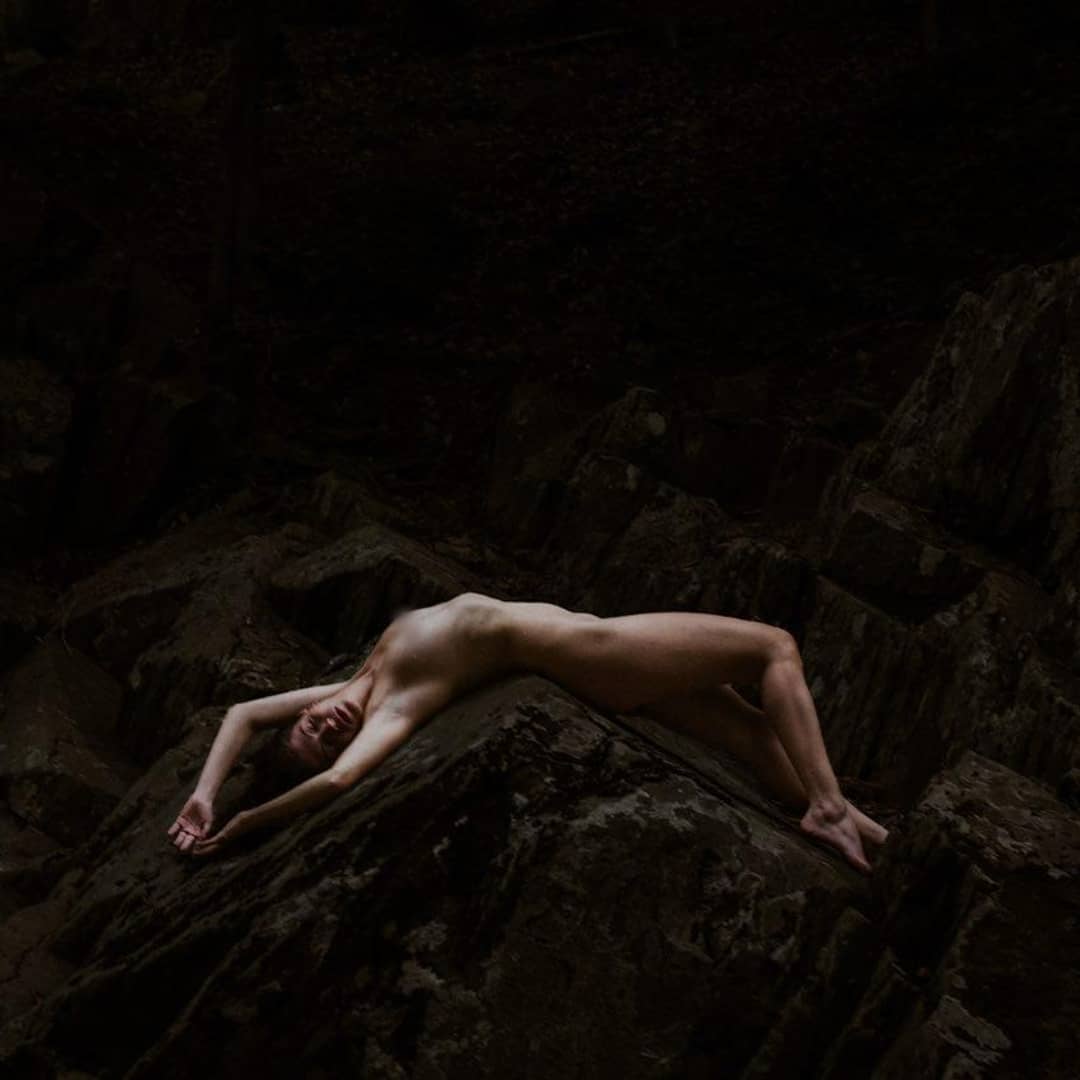 beatricexmorgan's tweet photo. Cold ❄
Shots by @rlabsphoto
#fineartnude #fineartphotography #humansinnature #sorroundedbynature #coldwater #rivershot #rocks #darkmood #darkinfinity #dmvmodels https://t.co/GAEsy5AIWh