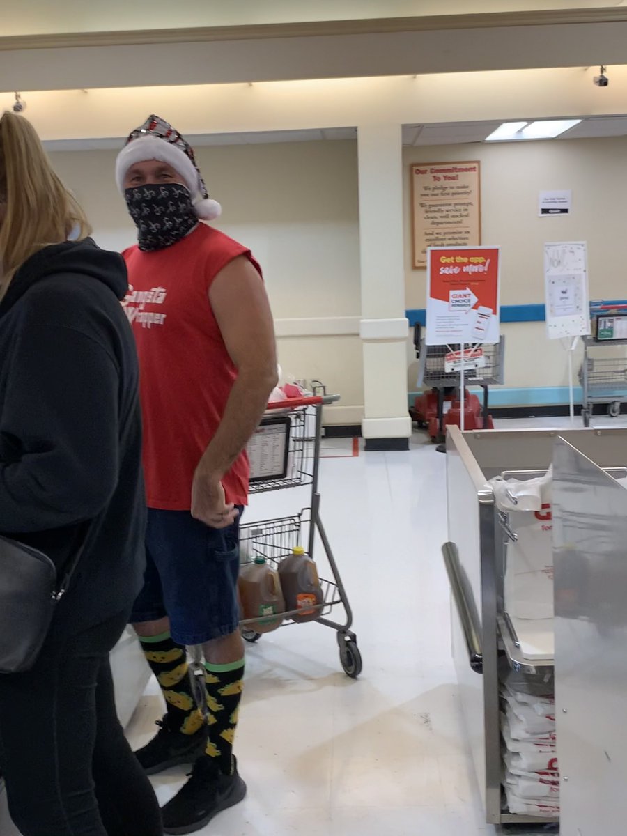 vciervo14's tweet photo. Whoโs ready for Christmas? This fuckinโ dude @GiantFoodStores
#GangstaWrapper https://t.co/oNsil6y0s2