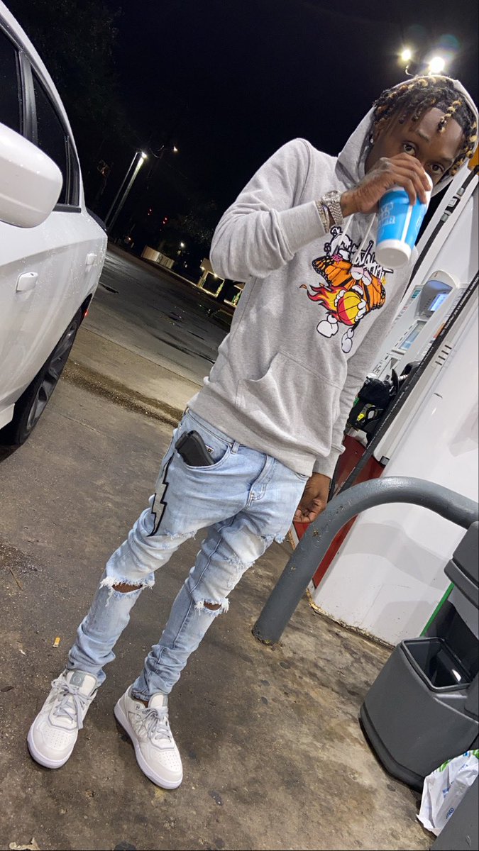 Brandon23W's tweet photo. Nîggas not no bosses they ain’t took no losses fuckin up my mind my Patna double crossed me #21Years ⭐️ ASEEE https://t.co/hU7ODN2jEx