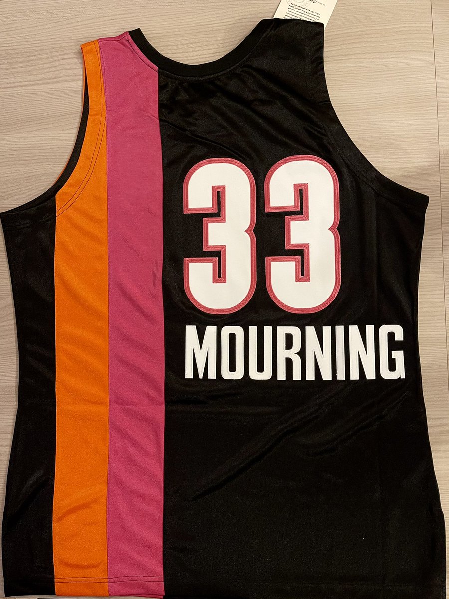 DelbonoRoberto's tweet photo. Regalo del mio amore @GeorgianaNmg per Natale.. aperto ovviamente in anticipo.. #95 #nba #NBAJersey #nbacollection @ZenoPisani @G_d_P_ @rprat75 @mitchell_ness https://t.co/mvjVVnuoY2
