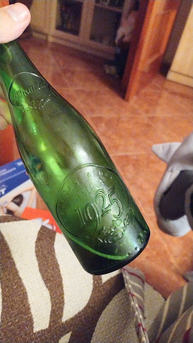 BelokiL's tweet photo. Por responsabilidad sanitaria hoy no hemos tenido nuestra costumbre de pasar la tarde de bares antes de la cena.
Así que me emborracharé en casa de forma responsable!!!
#SerMalos xDDD #PizzaCojonuda
Feliz Navidad!!! https://t.co/ubgKrGIKdl