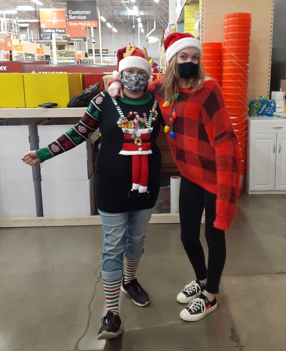 Being festive on the last of #12holiDAYS (it was a very quick photo then back to social distancing 😁) <a href="/LaurelHappe/">Laurel Happe</a> wasn't here to see her Elves 🎅🤶

#team4006 <a href="/kyle_mckinnon12/">🅺🆈🅻🅴 🅼🅲🅺🅸🅽🅽🅾🅽</a>