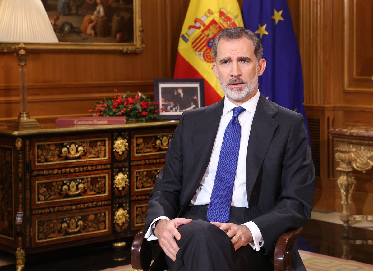 CasaReal's tweet photo. La respuesta a la crisis no puede venir de la mano de más desánimo o de más desconfianza. Tenemos que afrontar el futuro con determinación y seguridad en nosotros mismos, en lo que somos capaces de hacer unidos, con ánimo y con confianza en nuestro país.
 #MensajeNavidadRey https://t.co/4vHufYBfAE