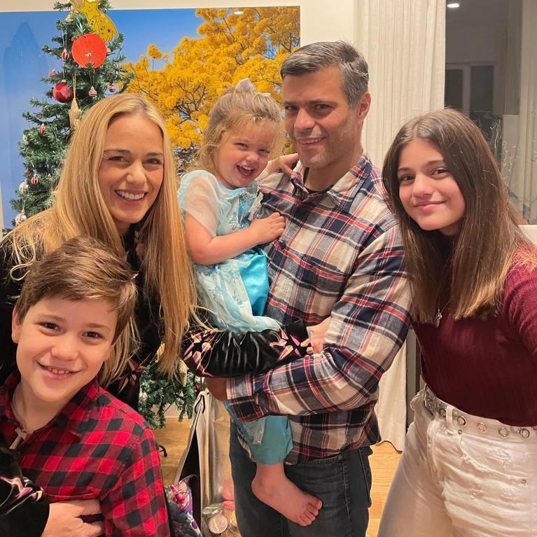 liliantintori's tweet photo. Luego de muchos años, hoy podemos estar juntos y celebrar la llegada del Niño Jesús en familia. A pesar de estar lejos, nuestros corazones están en #Venezuela, con todos los venezolanos, y en especial con los familiares de los presos políticos, civiles y militares ❤️🇻🇪 https://t.co/WFUUt1M6jF
