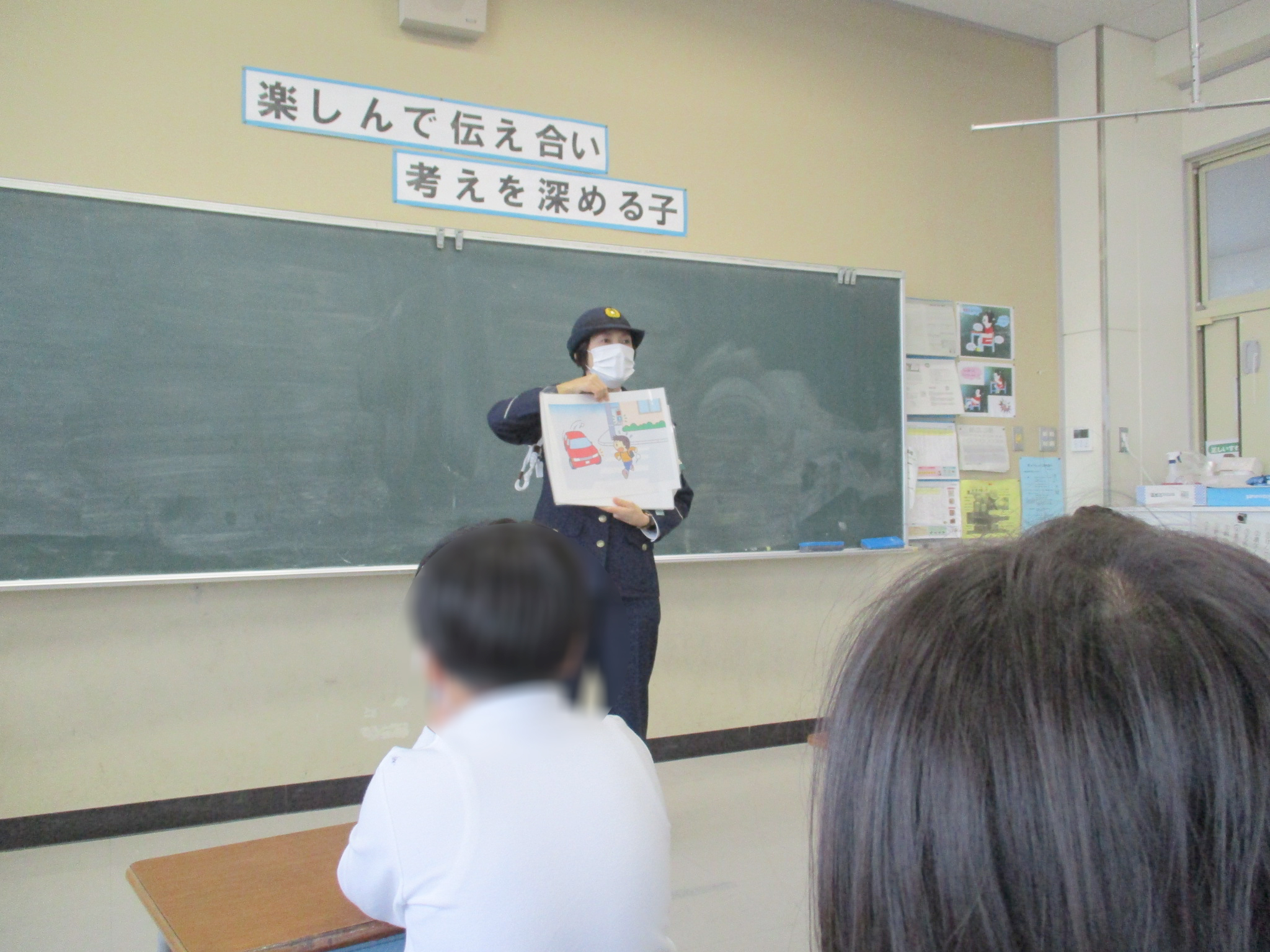 兵庫県警察本部交通企画課 小学生に対する年末の交通安全教室 明石署 12月24日 林小学校の全クラスにおいて交通安全教室を実施しました 明日から冬休みが始まります 交通事故に十分注意して 楽しい冬休みを過ごして下さい 交通安全教室 小学生