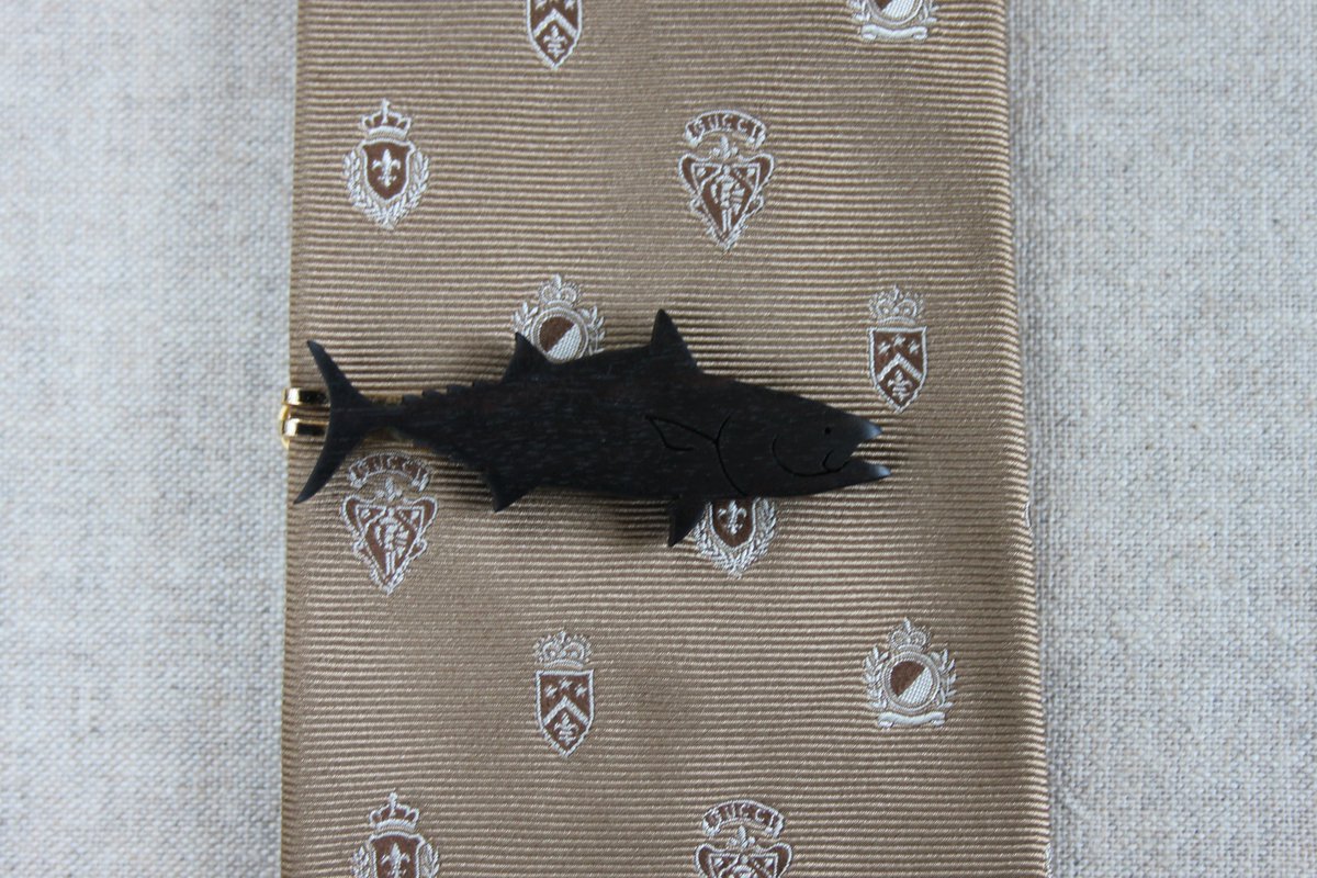 Lagouttelette マグロ コクタン 黒檀 で マグロ の ネクタイピン を作りました 魚シリーズ は ブラックバス シーバス サーモン トラウト コイがあります 鮪 ツナ 魚 黒いダイア フィッシュ 木製 木工 ハンドメイド オイル仕上げ Lagouttelette マグロ コクタン 黒檀 で マグロ の ネクタイピン を作りました 魚シリーズ は ブラックバス シーバス サーモン トラウト コイがあります 鮪 ツナ 魚 黒いダイア フィッシュ 木製 木工 ハンドメイド オイル仕上げ