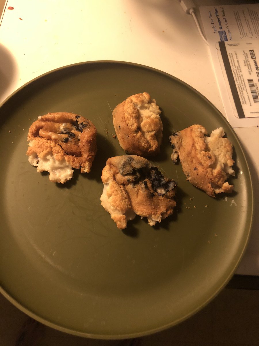 jessmck52's tweet photo. what my muffins were supposed to look like vs the way they came out https://t.co/1vJ51TSgWJ