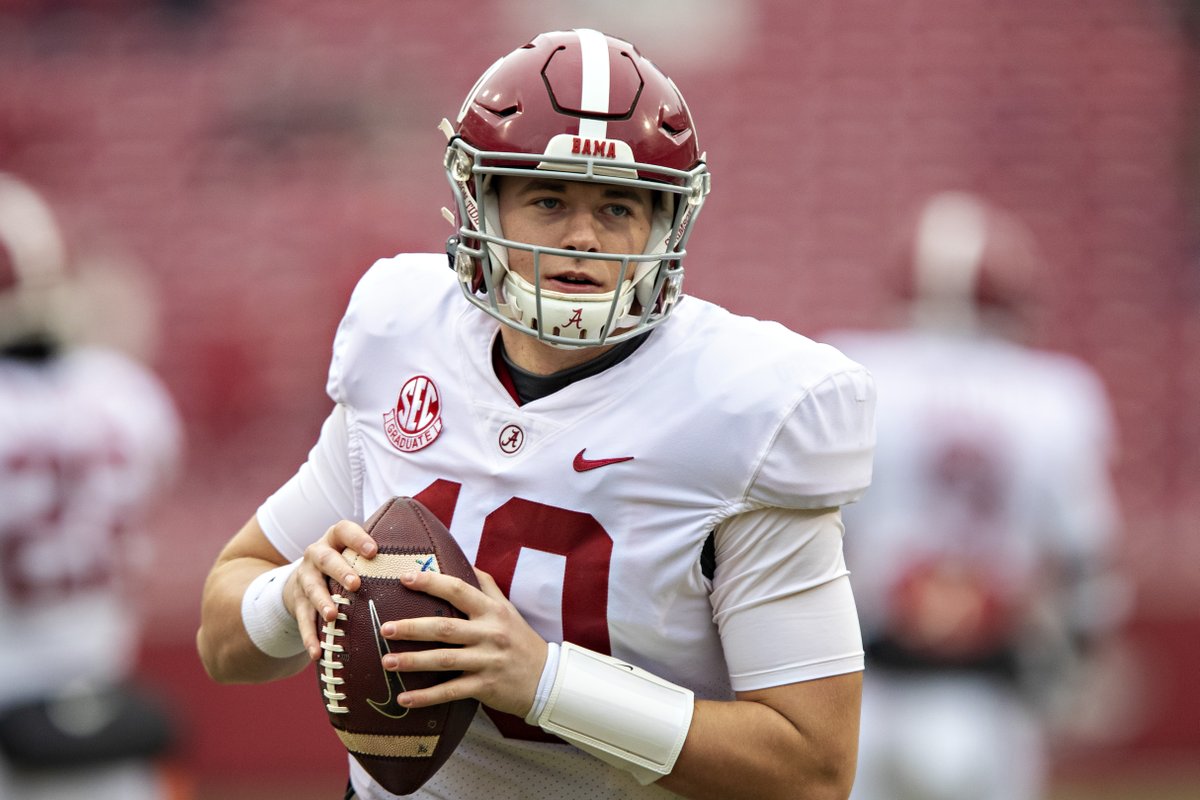 BleacherReport's tweet photo. Heisman Finalists have officially been announced:

- Bama QB Mac Jones
- Clemson QB Trevor Lawrence
- Bama WR DeVonta Smith
- Florida QB Kyle Trask https://t.co/1IdNOq8Q3M
