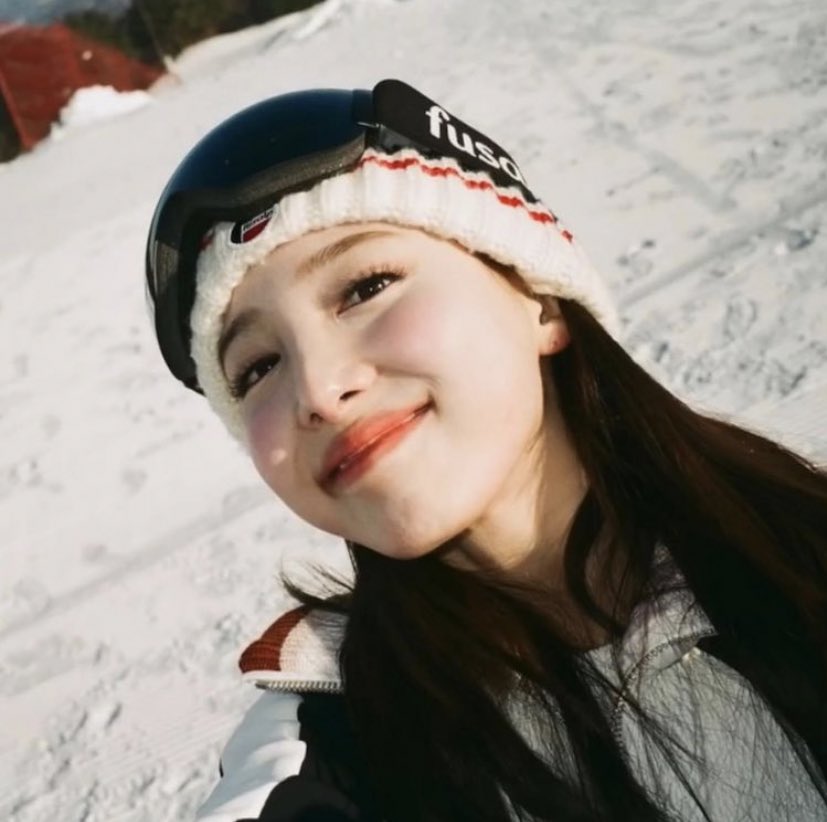 Merry Christmas everyone . I hope you liked the gifts and able to enjoyed it with your families, or just having fun by yourself is fine too. As long as you are happy. Make this a happy day for all 💕 🎉🎄