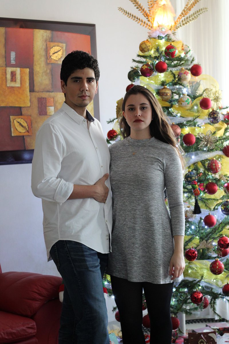 FerchizValle's tweet photo. ¡Feliz navidad! De parte de su pareja favorita que decidió hacer un podcast y solo hizo 3 episodios.

Que pasen un bonito día.
🎅🎄 https://t.co/iZbqbjFBjQ