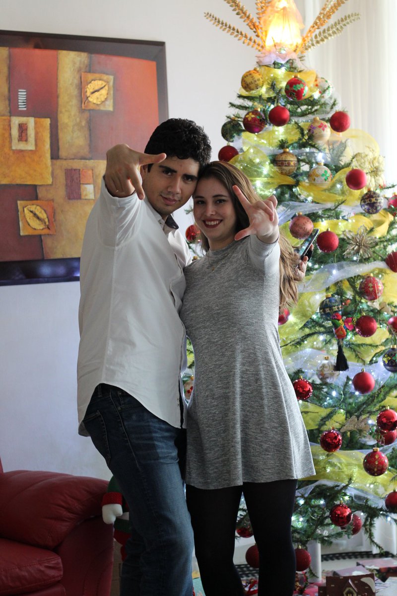 FerchizValle's tweet photo. ¡Feliz navidad! De parte de su pareja favorita que decidió hacer un podcast y solo hizo 3 episodios.

Que pasen un bonito día.
🎅🎄 https://t.co/iZbqbjFBjQ