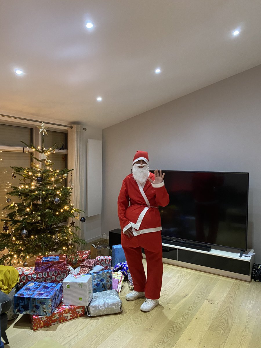 max_57400's tweet image. Ptdrrr j’ai demandé au daron de faire le père Noël regarder comment il a débarqué 😭 #Noel #MerryChristmas2020