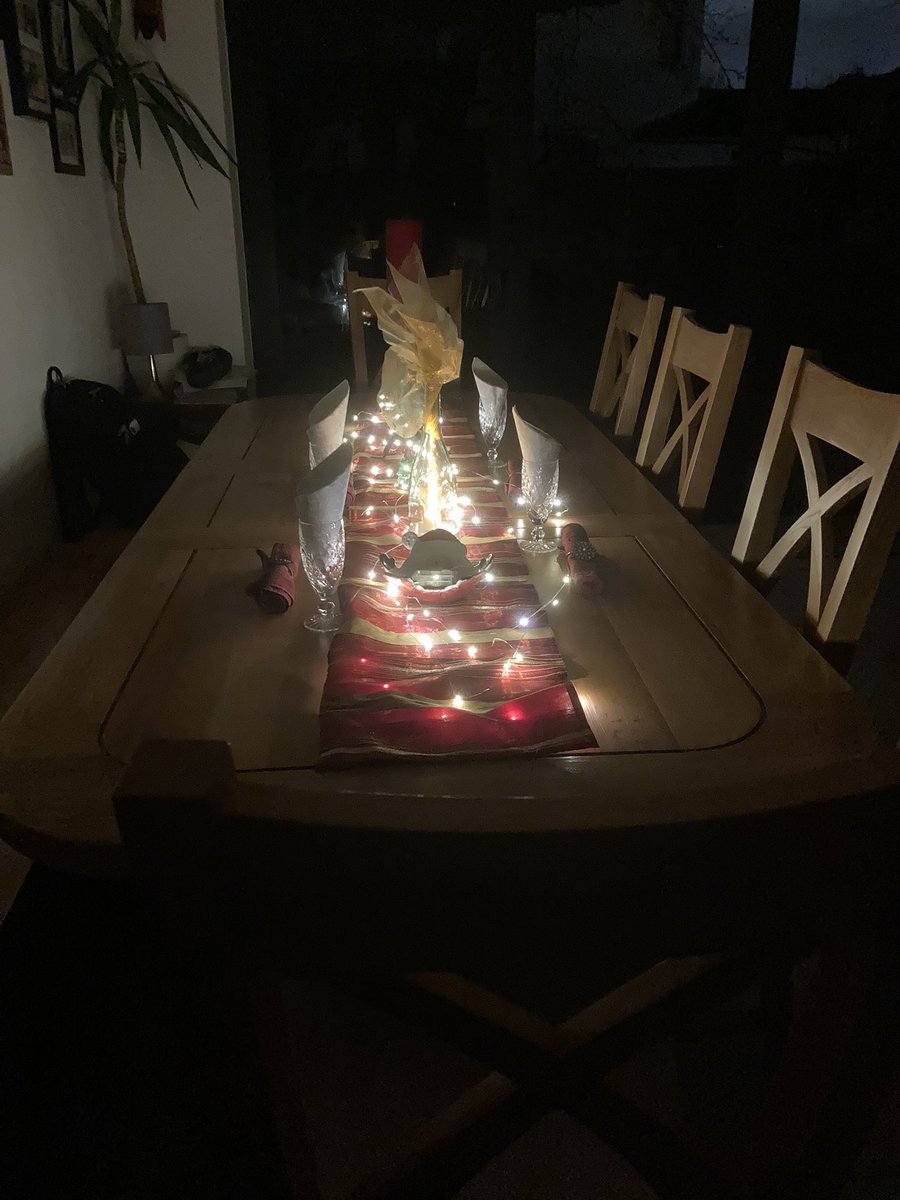 ELoughnan's tweet image. When you’re doing what you can to make Christmas morning feel as Christmassy as possible after everyone else has gone to bed 🤫 to make up for being away from the house for so many hours a day since March #pointsforeffort ?!