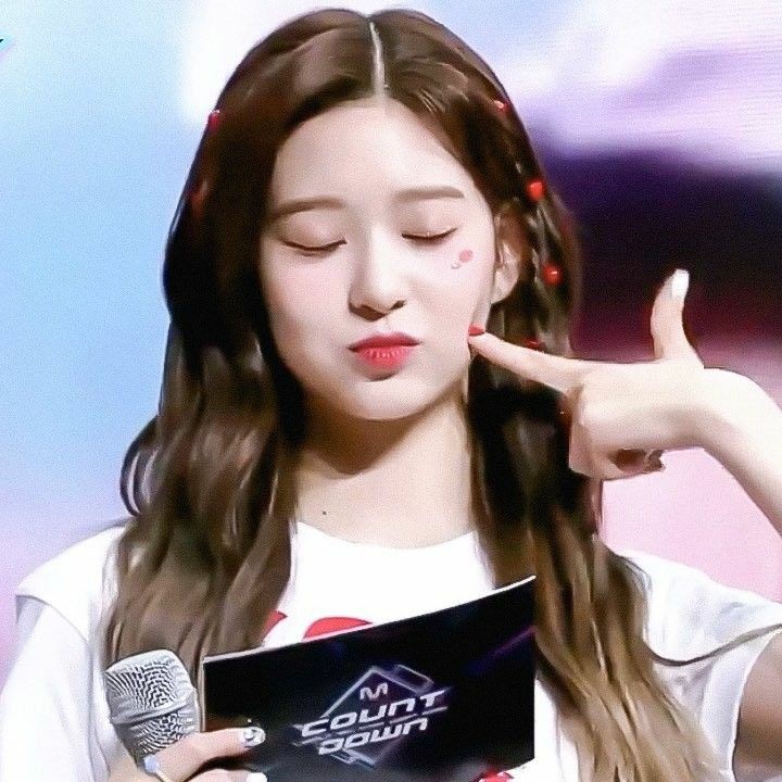 thinking about minju (@minjuthinks) on Twitter photo 