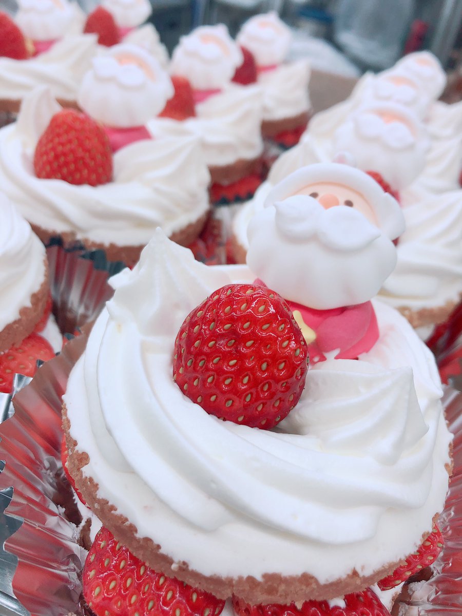 近江屋洋菓子店 メリークリスマス 本日サンタさんがなくなり次第順次終了ですが ぜひお楽しみ下さい みなさまが良いクリスマスをすごせますように クリスマス サンタさん メリークリスマス くりすます クリスマスケーキ ホールケーキ