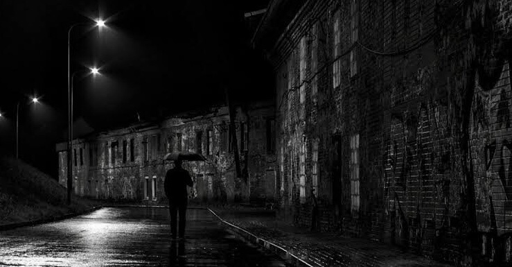 мрачный город. страшный город. темный мрачный город. мрачный ночной город. мрачный город.