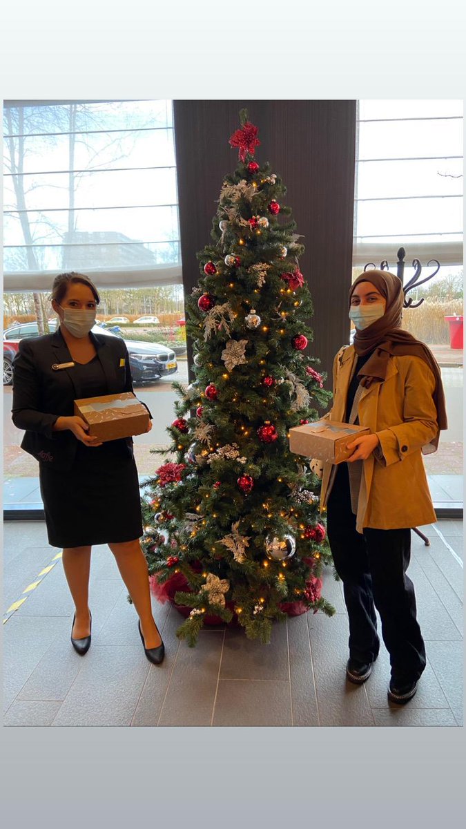 1- Vandaag waren er weer veel vrijwilligers op pad die zich inzetten voor de #KunstvanhetSamenleven Kerst actie om hun buren en organisaties iets lekkers te brengen met een kerstkaartje. We krijgen weer veel berichten uit heel Nederland! #eenkleingebaar #vergeetjeburenniet