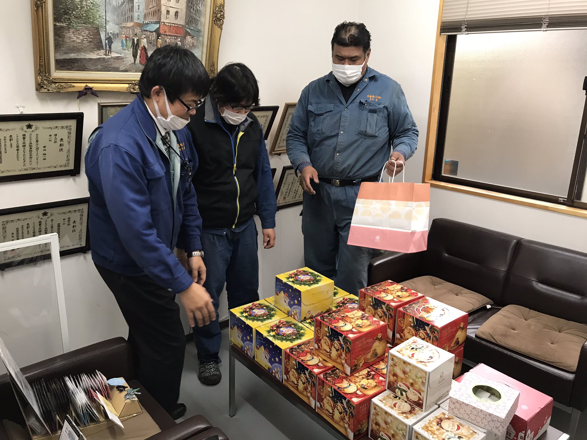 秀盛機工 浜松支店 クリスマスケーキ を社員全員に配りました 春華堂さんのカタログ5種類の中から 各家庭 の好みを事前に選んで貰ってます 社員の家族 に お父さんの会社やさしいね といって貰いたいです 春華堂 クリスマス