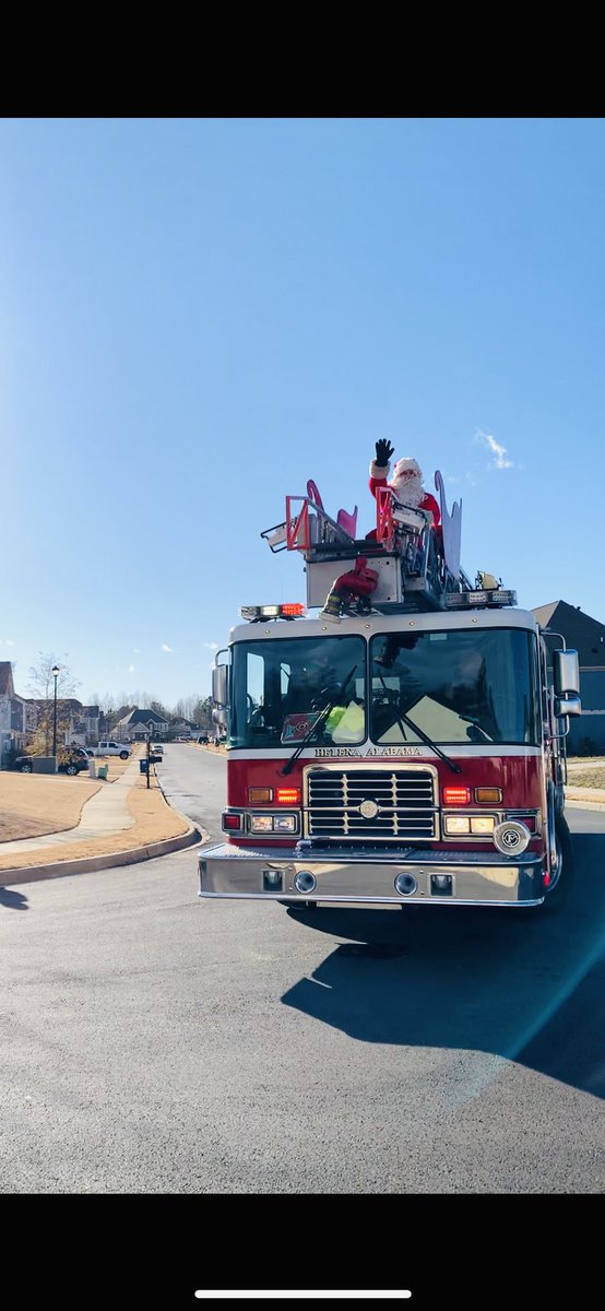 Southrn_Melle's tweet photo. In Alabama,  Santa Claus doesn’t ride in on a sleigh... he rides in on a ladder truck. Thank you to @FDofHELENA for making sure Santa arrived to town safely! 👩🏻‍🚒🎅🏻🎄 https://t.co/cI8eWq71QU