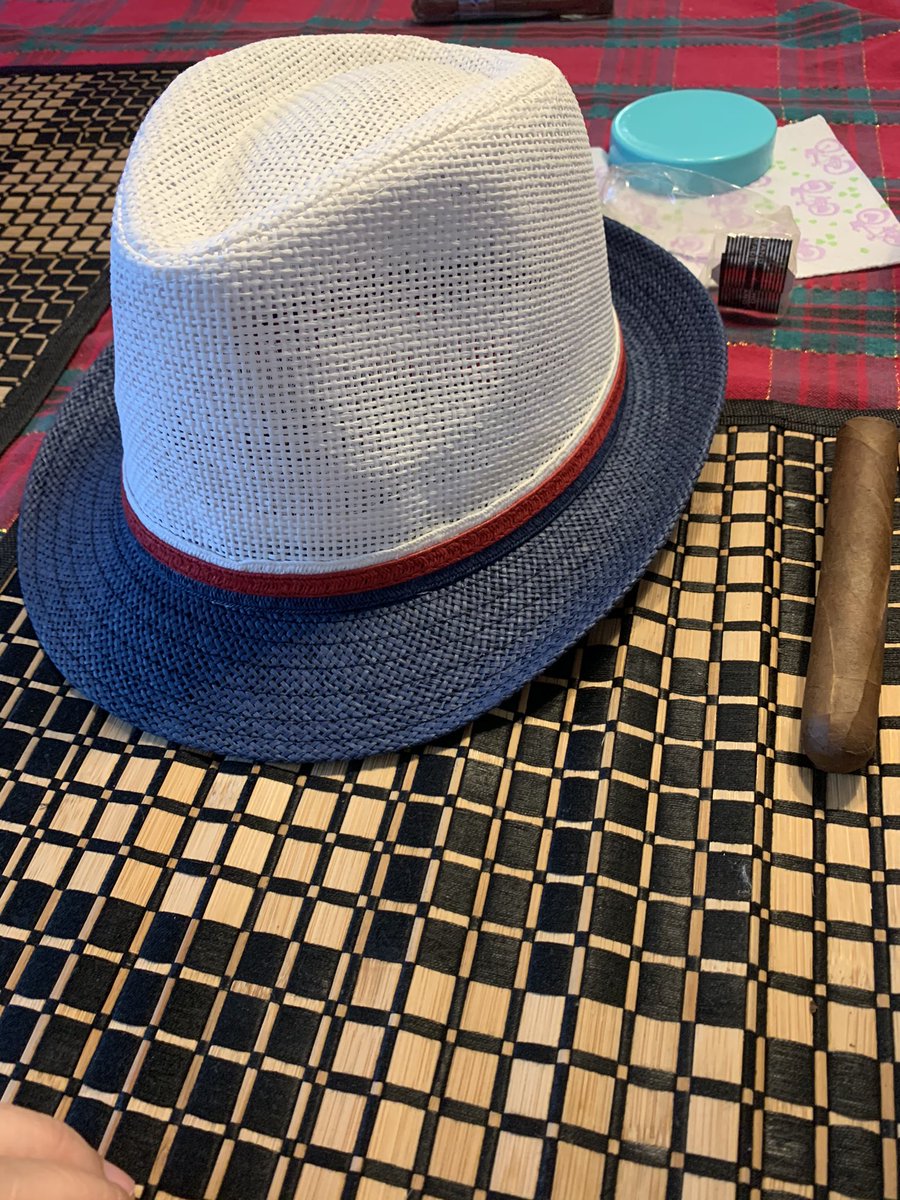 votanoel2024's tweet photo. Mi viejo llegó con un regalo para mi! Un gorro y un cigarro!! @santorinni2025 tu si sabes! #ElGodFather https://t.co/uAdvv7dd1X