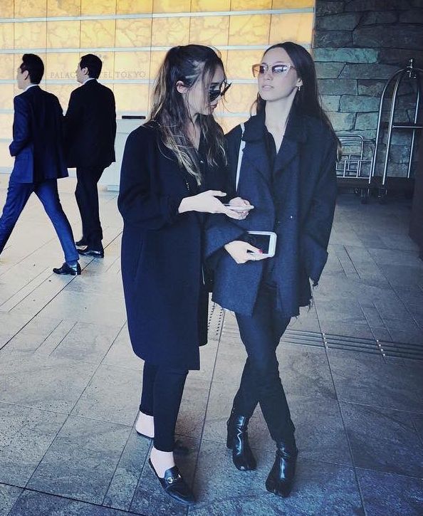 LexaGold1's tweet photo. WAIT A MINUTE 😉😊❤
#SameShoes #AlyciaDebnamCarey https://t.co/EWIaYKAIHI