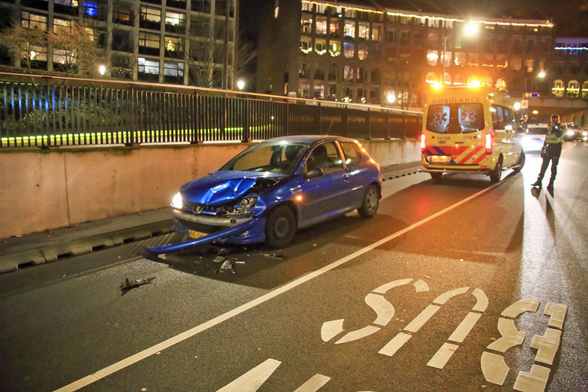 2 Gewonden na aanrijding bij het station in #Helmond vanavond (@harriefotogra maakte de foto's) ..