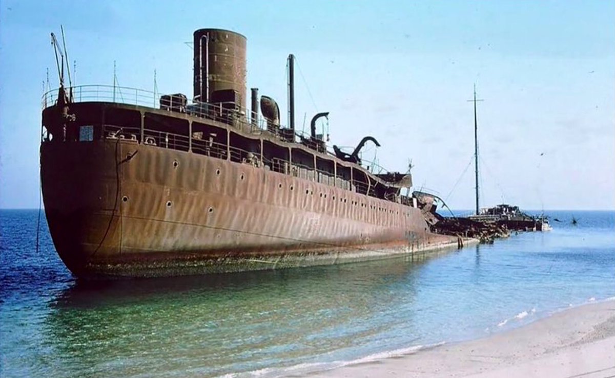 الصورة لسفينة جانحة على سِيف خور العديد فترة الستينات .. #ذاكرة_قطر