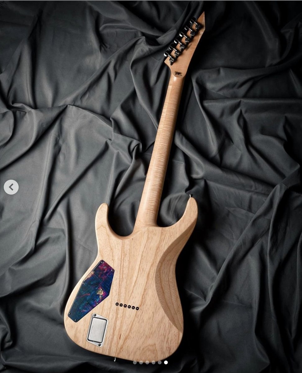 eth_guitar's tweet photo. 俺が持ってるM-Ⅱは限定モデルなんだけど、その仕様にめっちゃ近いM-Ⅱを発見した。何これ?エキシビジョンモデル?
#ESP45周年
#ESP45th
#ESP https://t.co/wJbPo6xftA
