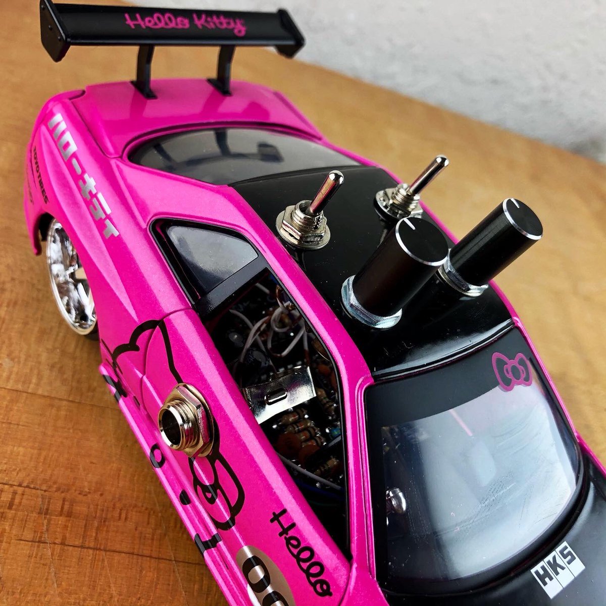 pedaloftheday's tweet photo. Canโt thank the crew at #vvco enough - this is a one-of-a-kind Chorus pedal for my daughter to go with her @hellokitty guitar ๐ป Demo coming soon (if I can pry it out of her hands!) - have a safe holiday, everyone!! โค๏ธโ๏ธโ๏ธ๐
#pedaloftheday #vvco #hellokitty #happyholidays https://t.co/nxVIsR5mau