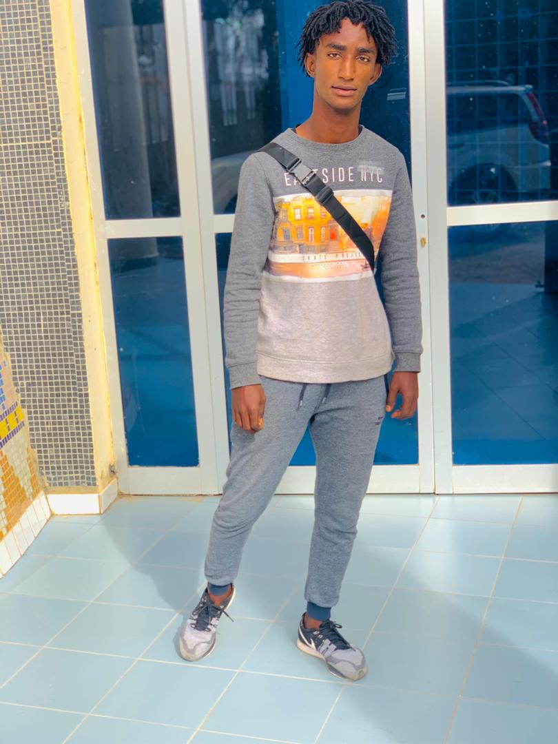 Si tu parle derrière moi c'est que je suis forcément devant toi