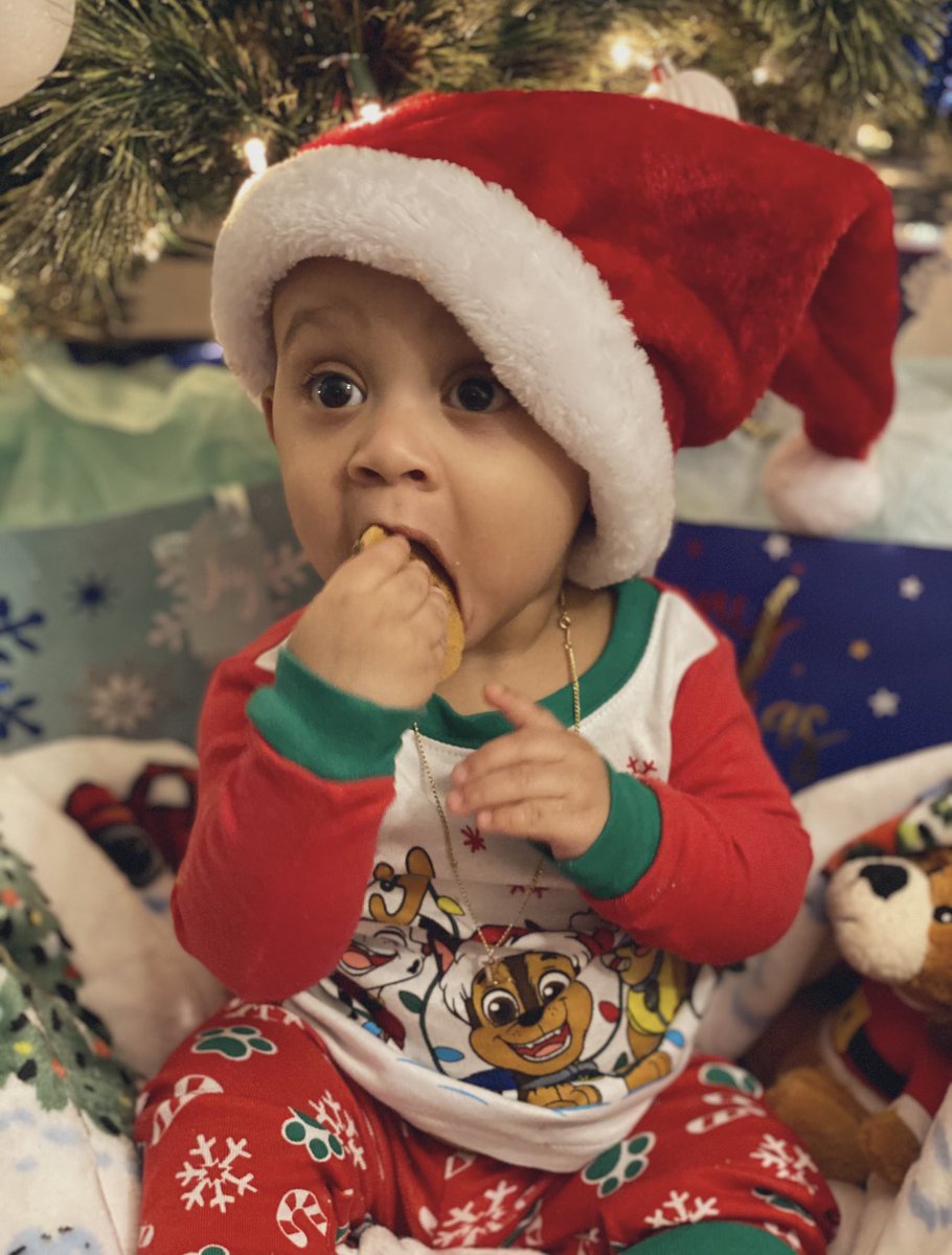 acw_x3's tweet photo. Someone got into Santas Milk &amp; Cookies 🎅🏼🥛🍪 https://t.co/8iyapNEZiD