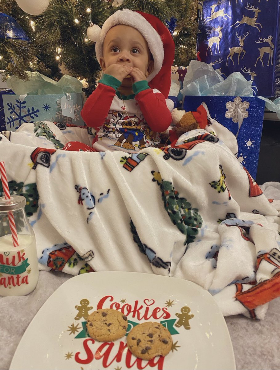 acw_x3's tweet photo. Someone got into Santas Milk &amp; Cookies 🎅🏼🥛🍪 https://t.co/8iyapNEZiD