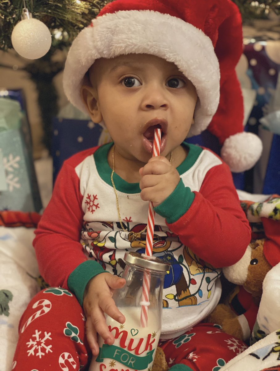acw_x3's tweet photo. Someone got into Santas Milk &amp; Cookies 🎅🏼🥛🍪 https://t.co/8iyapNEZiD