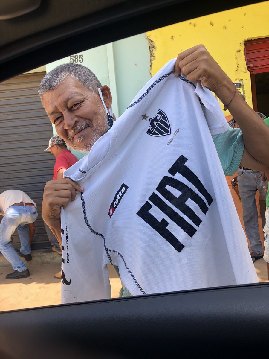 WagnerrLima's tweet photo. Mais um episódio de Atleticanidade e Empatia. Agora com um toque de Esperança Natalina. Gratidão a @Igorferss e Flainer pela caridade e confiança. #NadaEmTroca, #SóGratidão, #MantoDeGraça, #ADeusTudo!!! https://t.co/YK1qpRpEdP