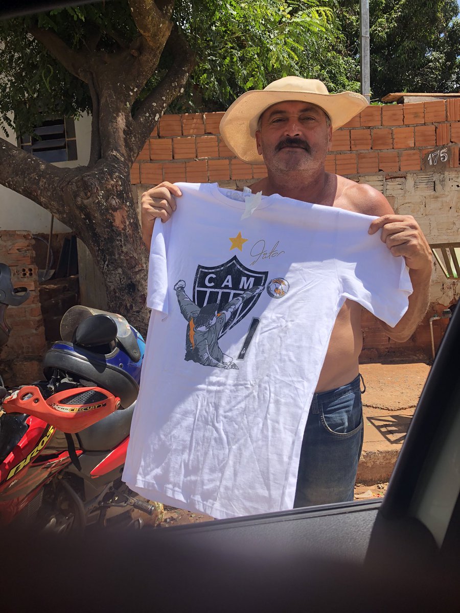 WagnerrLima's tweet photo. Mais um episódio de Atleticanidade e Empatia. Agora com um toque de Esperança Natalina. Gratidão a @Igorferss e Flainer pela caridade e confiança. #NadaEmTroca, #SóGratidão, #MantoDeGraça, #ADeusTudo!!! https://t.co/YK1qpRpEdP