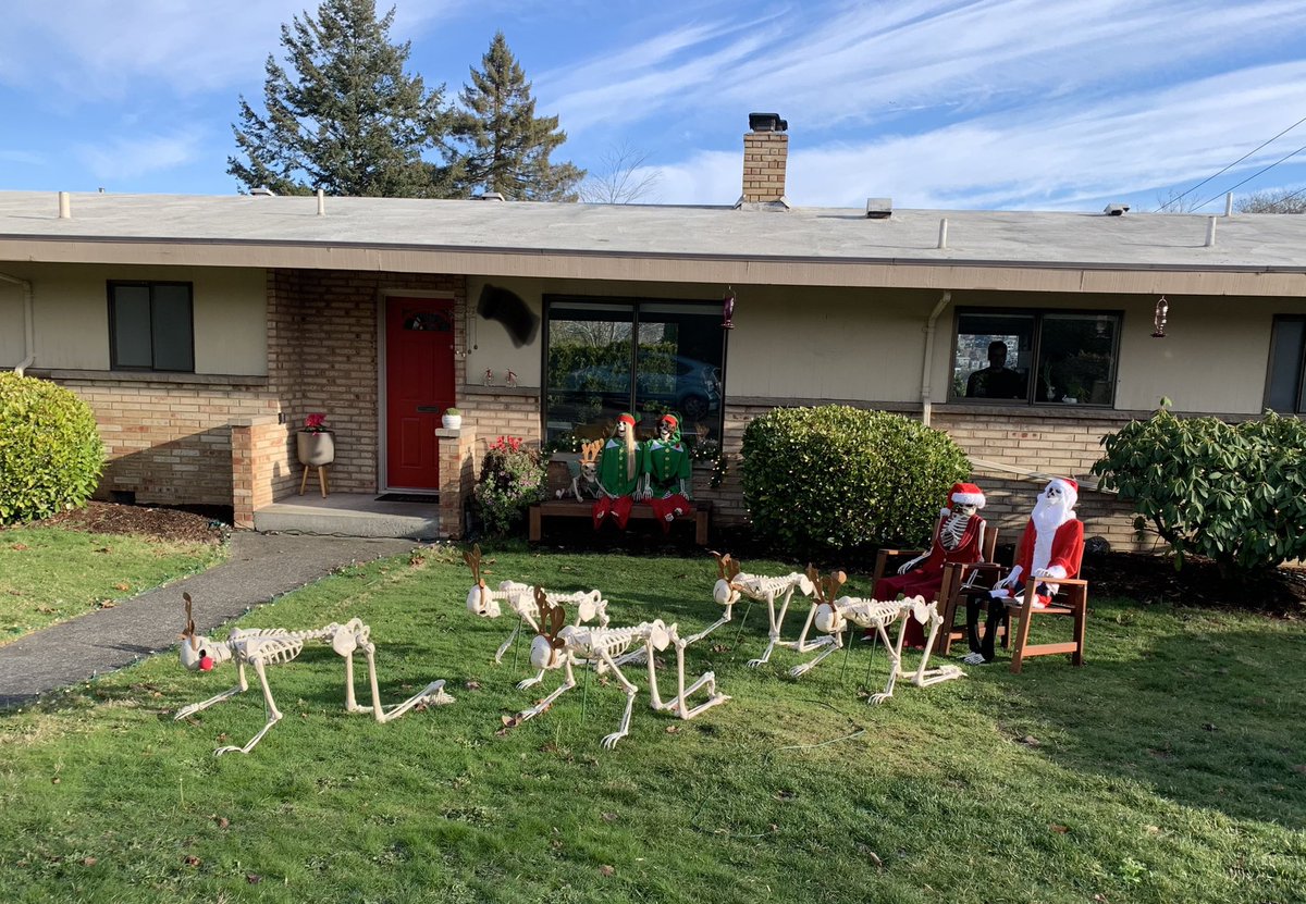jaywillis's tweet photo. Every year my neighbors repurpose their Halloween decorations for Christmas and every year the result is deeply unsettling in its intricacy https://t.co/cRnvmL1KGZ