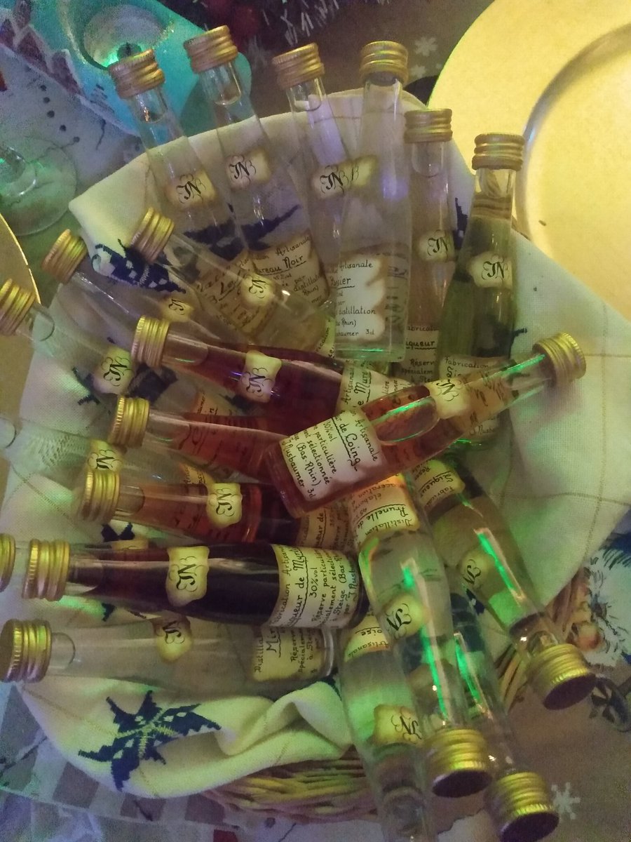 CapyBet's tweet image. Cette année mon père a remplacé le traditionnel champagne de fin de réveillon, par ça ! Je sens que la fin de soirée va être sympa ! 😅 Joyeux Noël à tous. 🎉