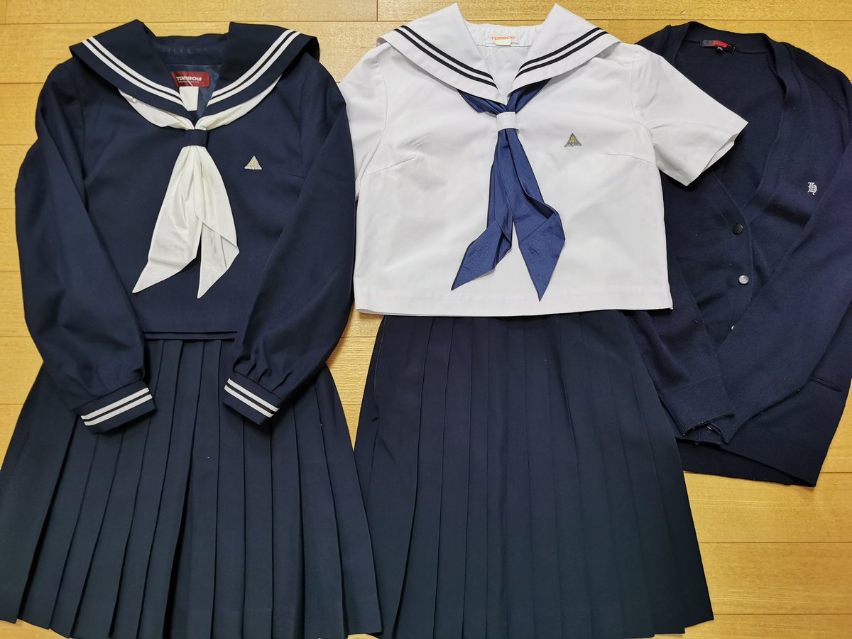 制服買取 買い取り 専門店デジタルウェブ 広島県立尾道東高校の制服セットを買い取らせて頂きました 冬服も夏服もセーラー服 背中襟の片側にだけ刺繍が入るデザインです デジタルウェブへお売り頂きありがとうございました 制服 学生服 制服市場