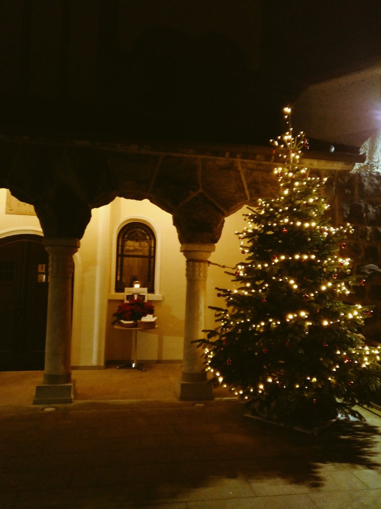 Ich war heute den ganzen Tag in der Gemeinde unterwegs. Hab Geschenke &amp; Segen verteilt. Spontan Trauergespräche geführt, Spenden gesammelt, gesungen, gedankt, gelacht, Kaffee abgelehnt, wieder und wieder vom Weihnachtswunder erzählt. 

Ich hab's geliebt! 

Frohe Weihnachten!!