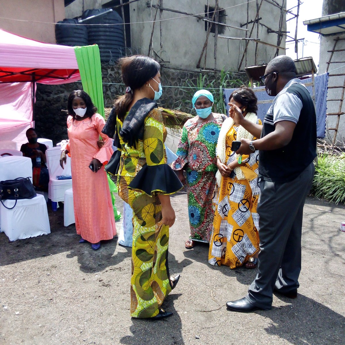 KayengaGedeon's tweet photo. Clôture officielle du projet Tujikinge ce 24 Décembre 2020 à Goma plus précisément au siège sociale du Collectif des Associations Féminine pour le Développement.cet activité a eu la touche magiques des autorités politico administratives.40 000 masqués étaient distribué. https://t.co/g6sDSfdgaF