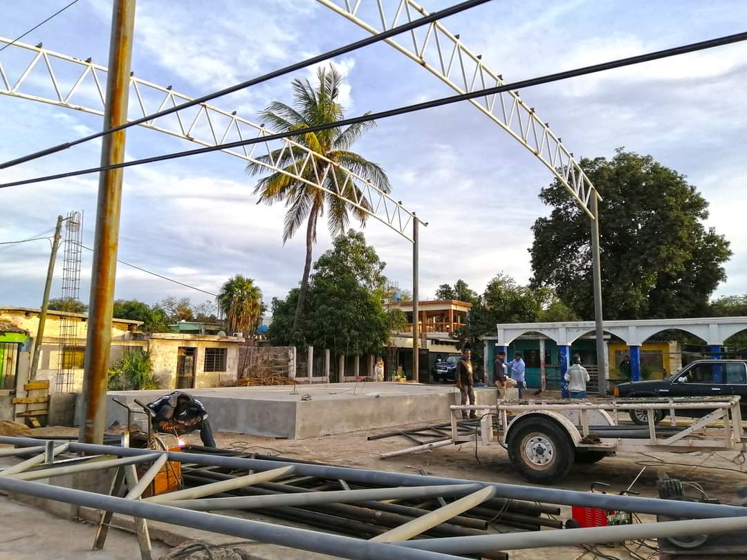 Presenta un 75% de avance los trabajos que se están realizando en la rehabilitación y construcción de plaza publica del Puerto de Yavaros. #EstamosTrabajando ¡Con Acciones Que Dan Resultados!