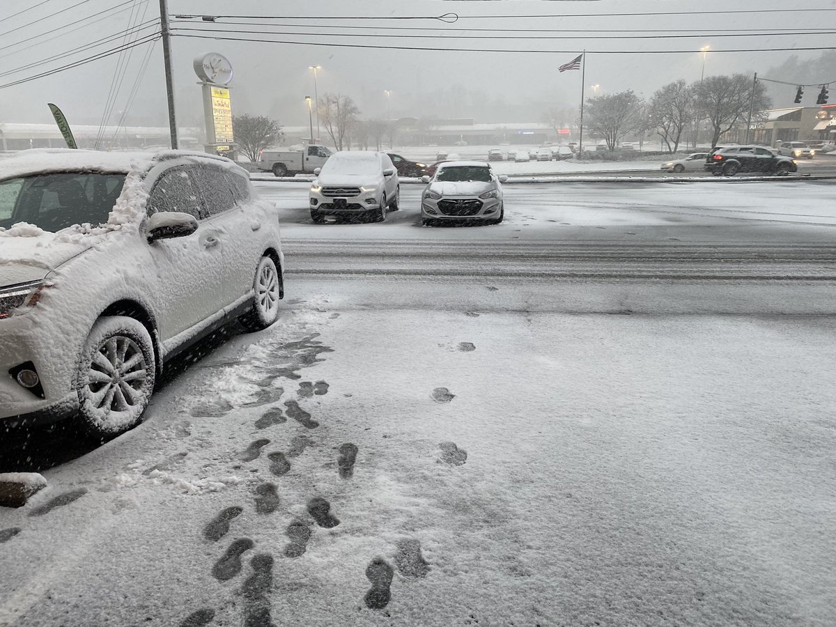 kittycatsanders's tweet photo. It’s snowing in Knoxville, TN, where Paige lives! Oh how I’m jealous she gets a white Christmas! Merry Christmas Paigee!!!! https://t.co/E8kYLxZFK6
