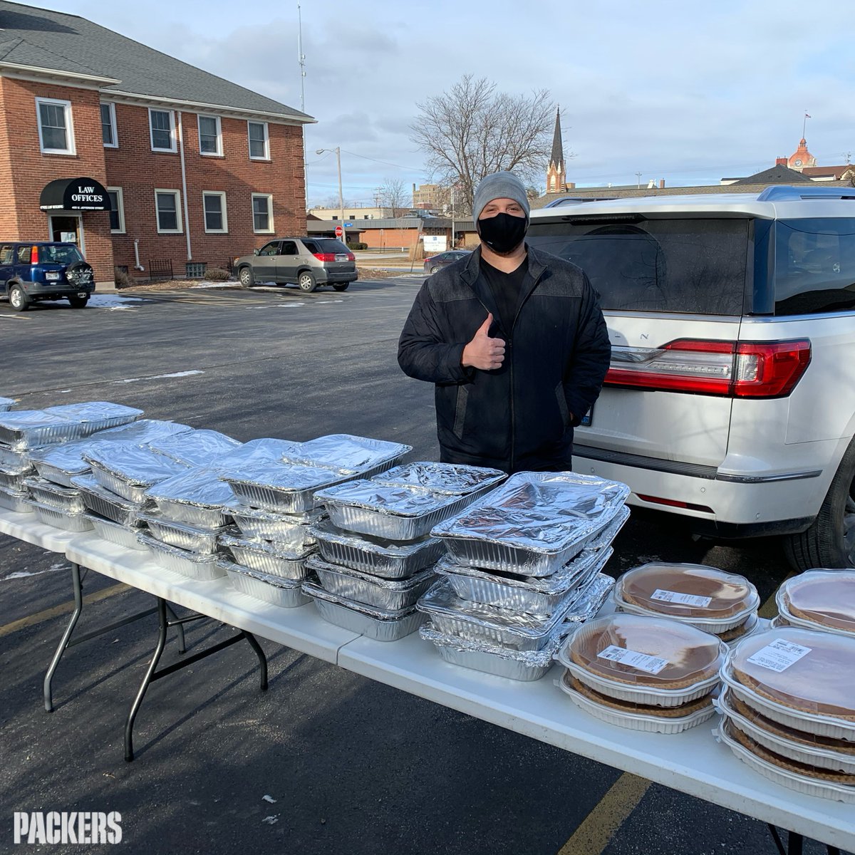 packers's tweet photo. .@lanetaylor65 prepared &amp; delivered Christmas Eve meals to Better Days Mentoring in Green Bay. 🍽️ #PackersGiveBack https://t.co/HOjjhaFCtT