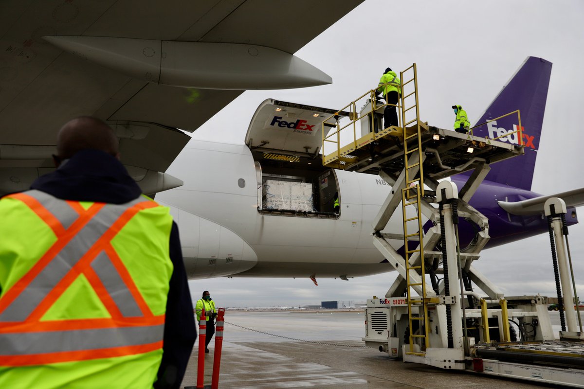 A holiday delivery to remember! The Moderna COVID-19 vaccines have arrived on Canadian soil.
#FedExStrong #FedEx https://t.co/EeAzKSXJxY
