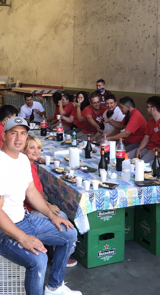 Así “conduce” <a href="/Sergio_OrtizOk/">Sergio Ortiz</a> con los compañeros comiendo en “platos” de bandejas de tergopol sentados en cajones de cerveza y canastos de envíos, dsp tenemos que bancarnos a los  lame botas de el de <a href="/silvio_gramajo/">Silvio Gramajo</a> y <a href="/mr_charlangas/">Charly Julian Mercado⭐⭐⭐</a> #PAYASOSGRATIS <a href="/CarlosPerezSEC/">Carlos Pérez</a> @lavozdecomercio