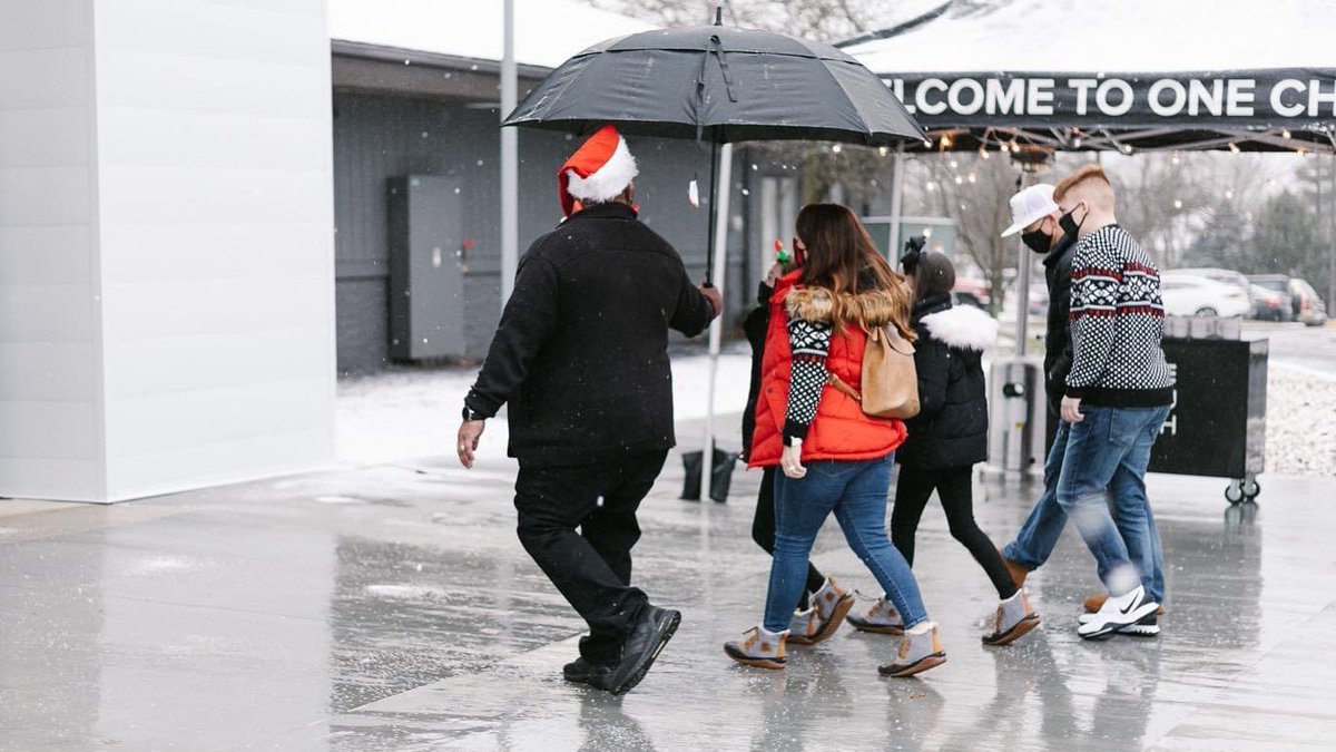 onedotchurch's tweet photo. A little bit of snow isn’t stopping us from experiencing #ChristmasEve together as one! ❄️🎁
Thankful for our teams who push themselves to serve and love so deeply no matter the circumstance! ❤️👊
#MerryChristmas
#OneChurchMyChurch🎄 https://t.co/HtLDVDtOwB