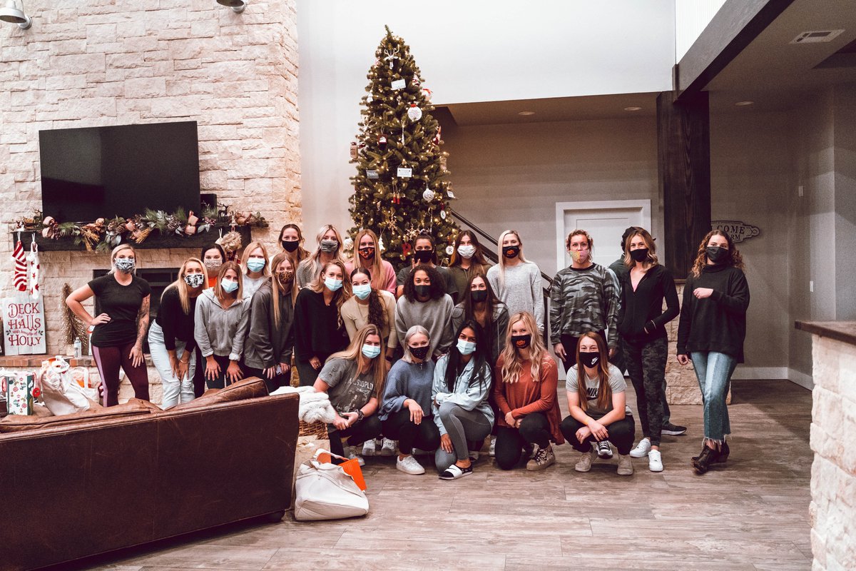 Merry Christmas and Happy Holidays from Cowgirl Softball! 

#Pitch2Pitch | #GoPokes